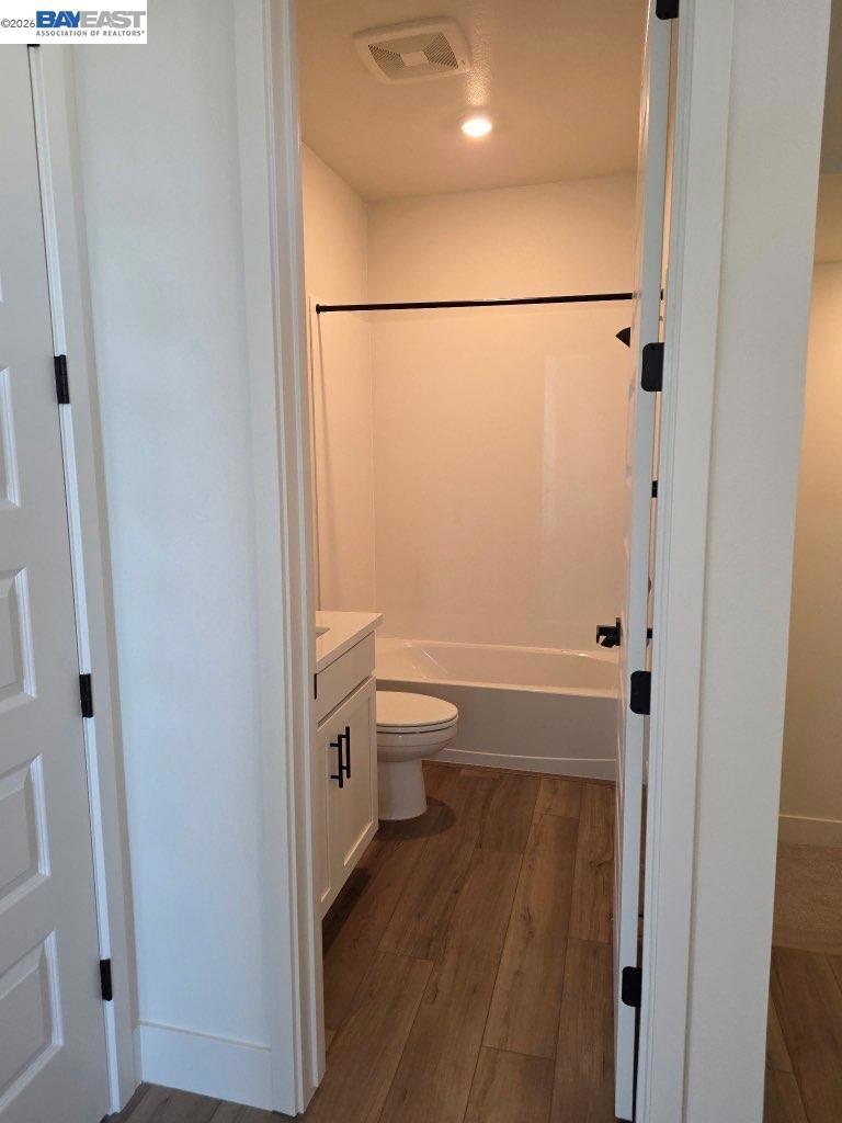 2053 Clement Avenue Property Photo 4