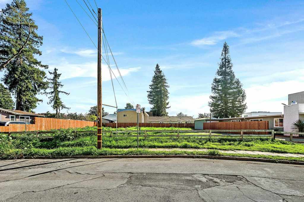 1289 Russell Way Property Photo 3