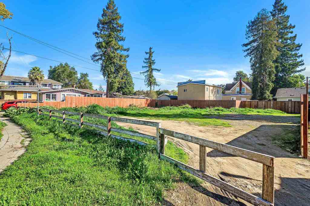 1289 Russell Way Property Photo 7
