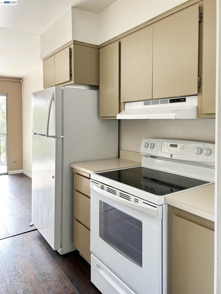 5335 Broadway Terrace 204 Property Photo 6