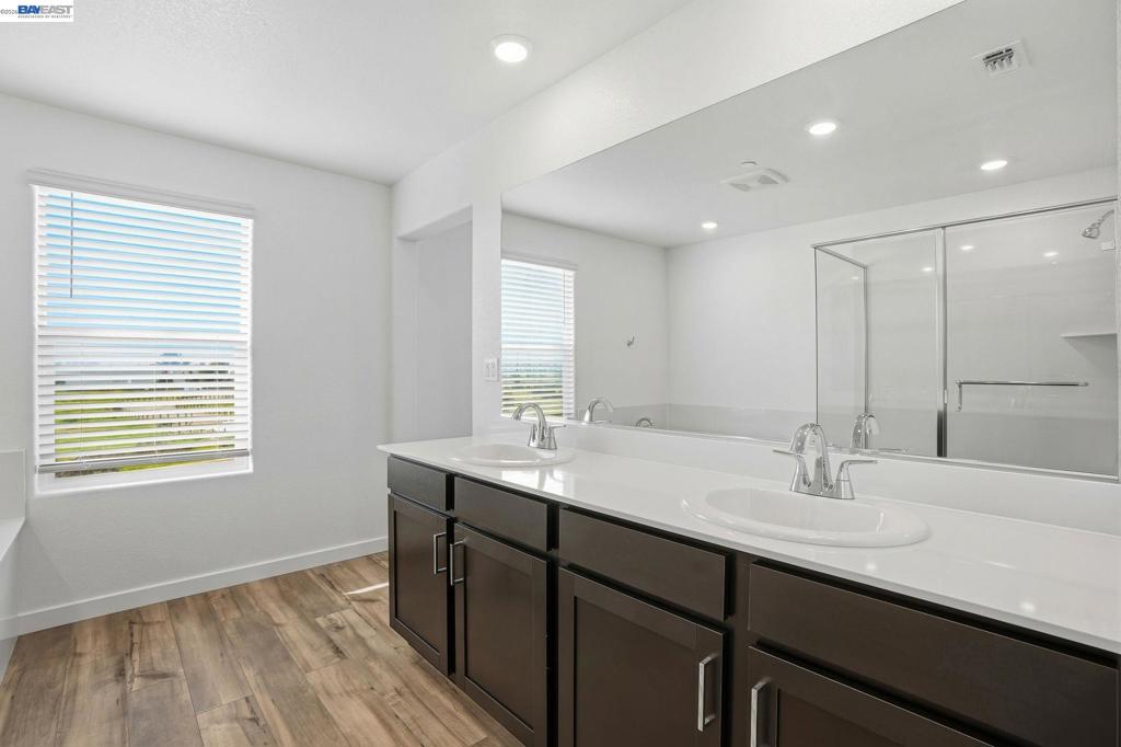 1004 Bluebell Circle Property Photo 9