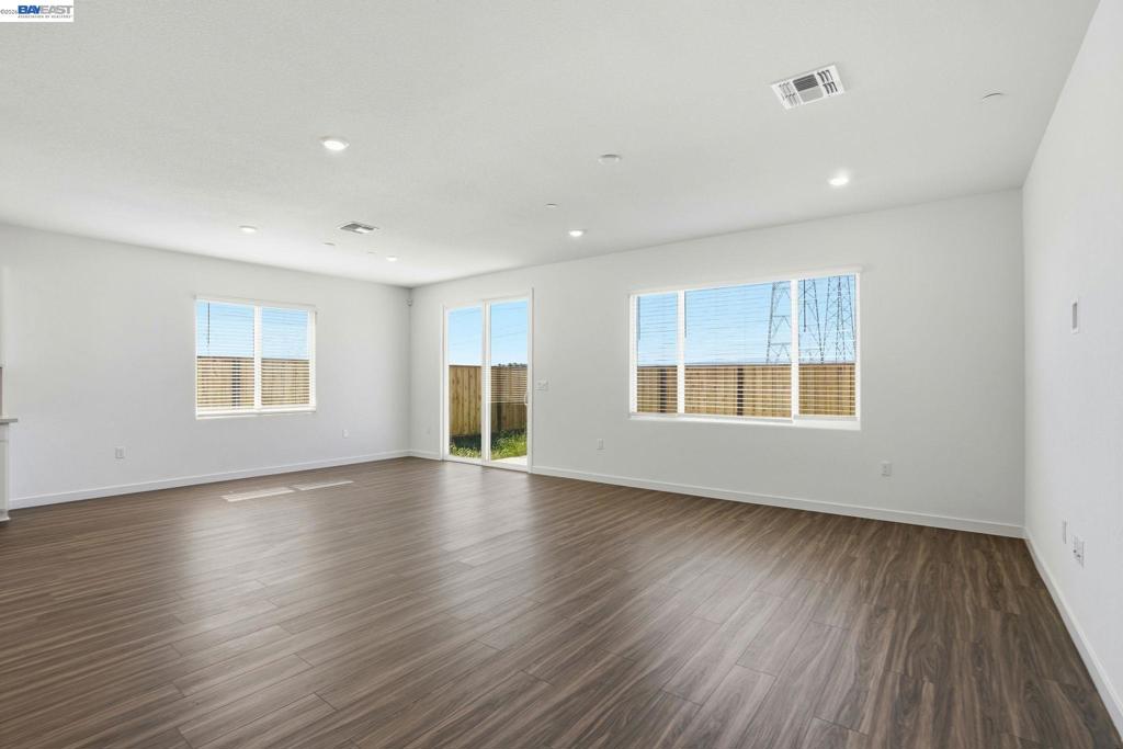 1016 Bluebell Circle Property Photo 4