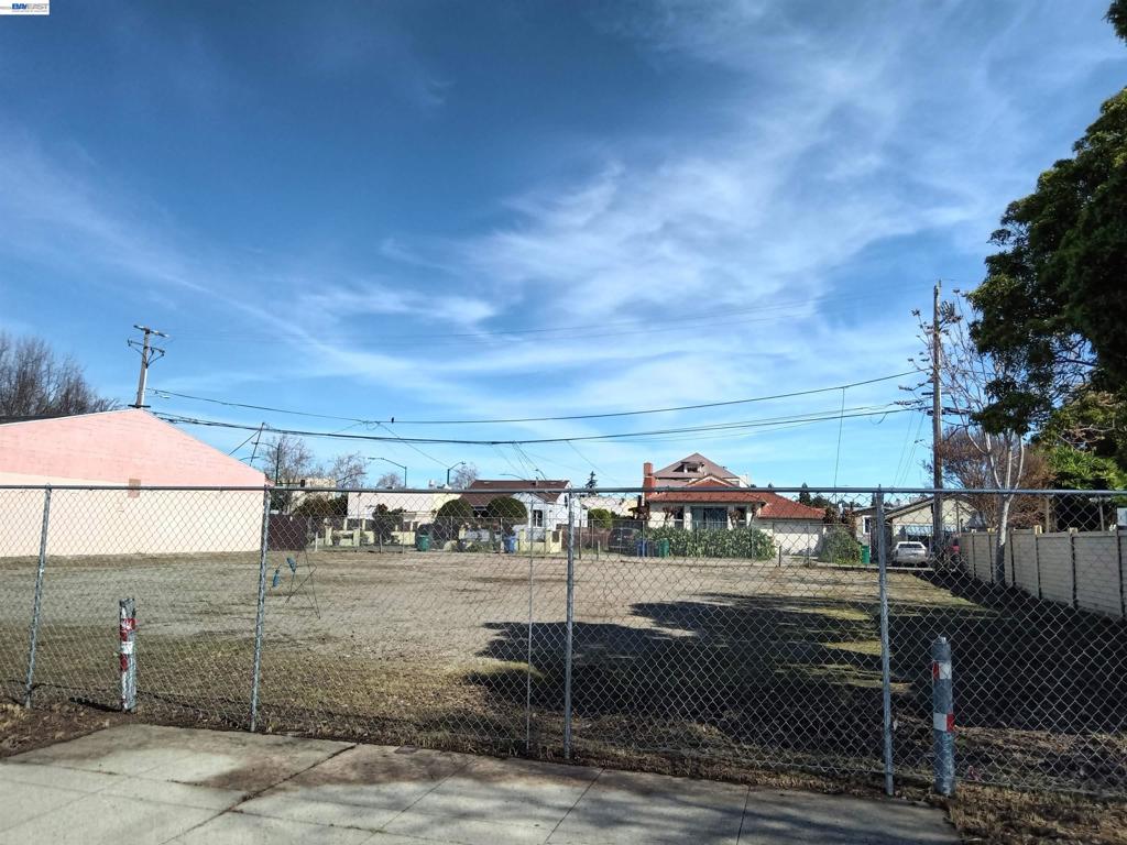 22836 Watkins St Property Photo 4