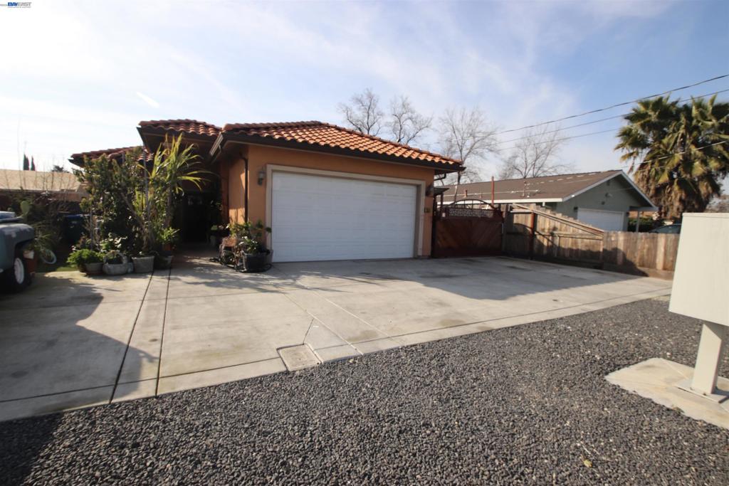 2511 S Laurel Property Photo 1