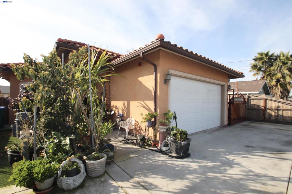 2511 S Laurel Property Photo 2