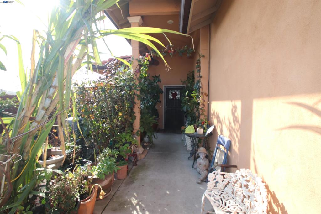2511 S Laurel Property Photo 3
