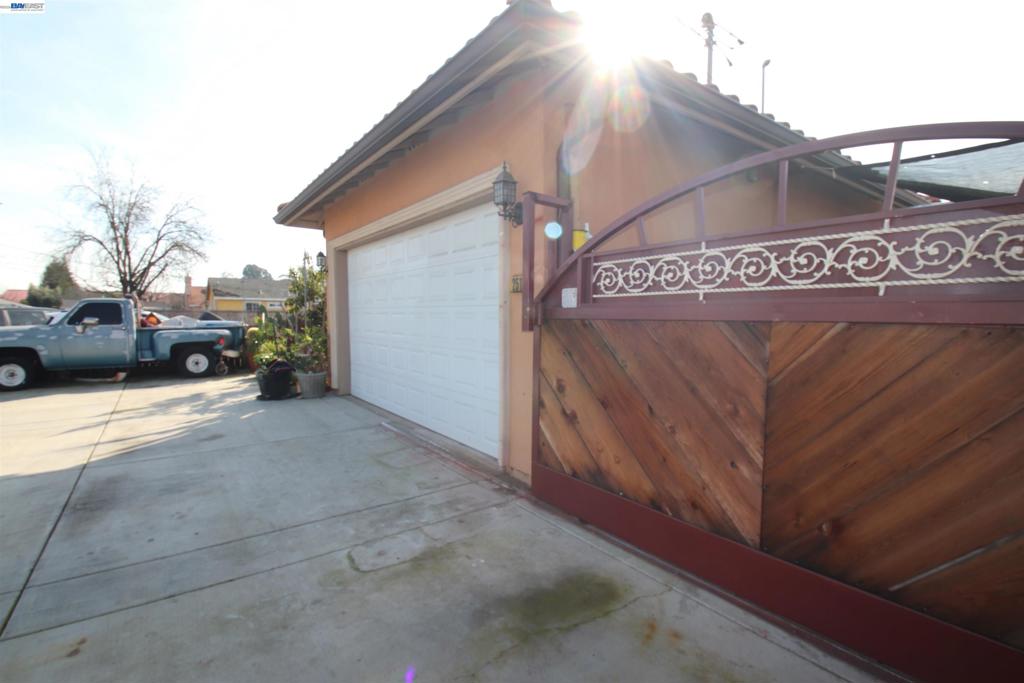 2511 S Laurel Property Photo 4