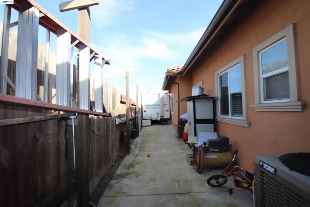 2511 S Laurel Property Photo 5