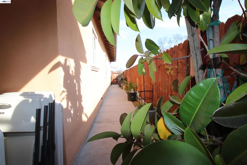 2511 S Laurel Property Photo 6