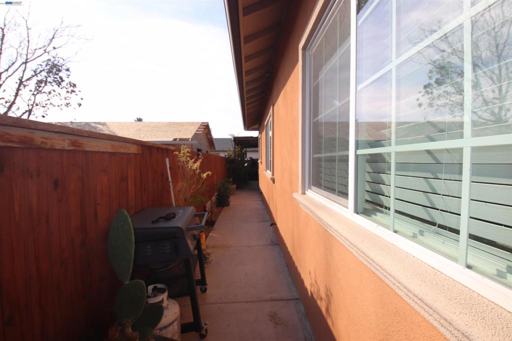 2511 S Laurel Property Photo 8