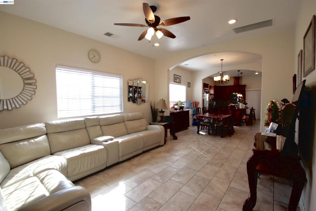 2511 S Laurel Property Photo 9