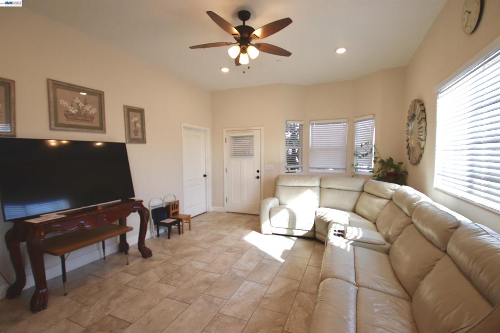 2511 S Laurel Property Photo 10