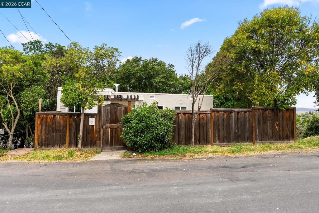 2220 S Crest Ave Property Photo 18