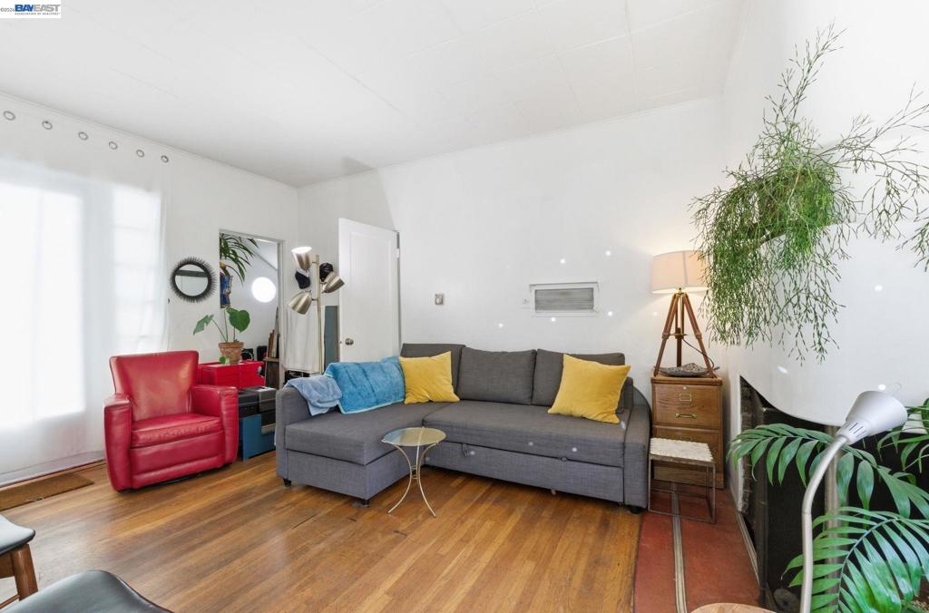 1682 Oxford St Property Photo 3