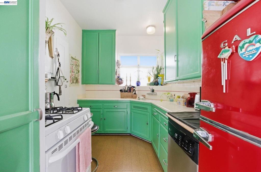 1682 Oxford St Property Photo 7