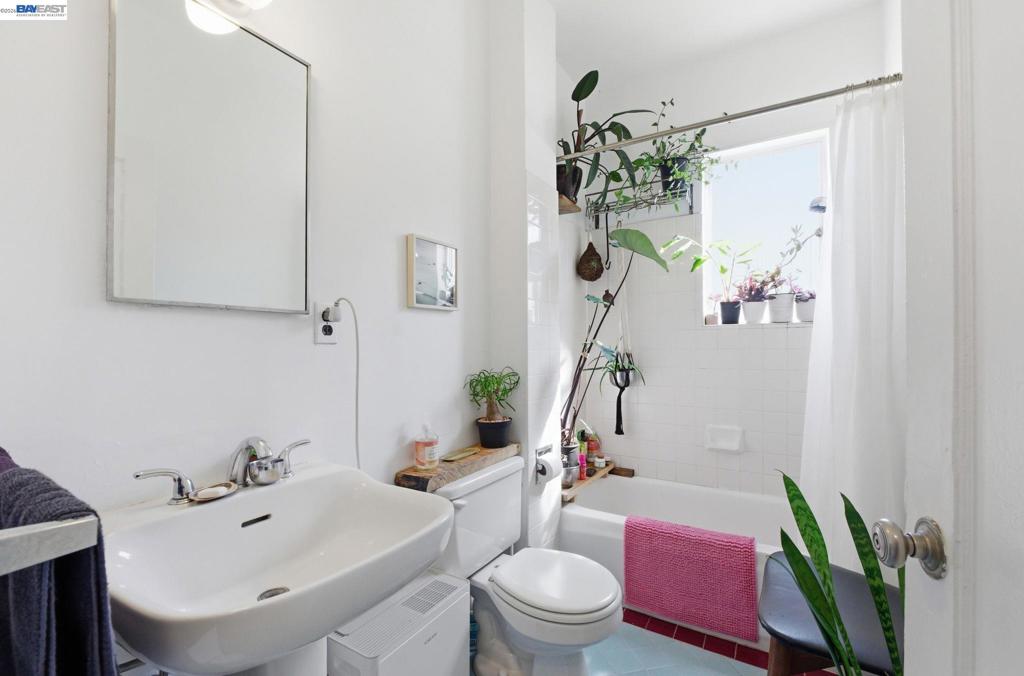 1682 Oxford St Property Photo 11