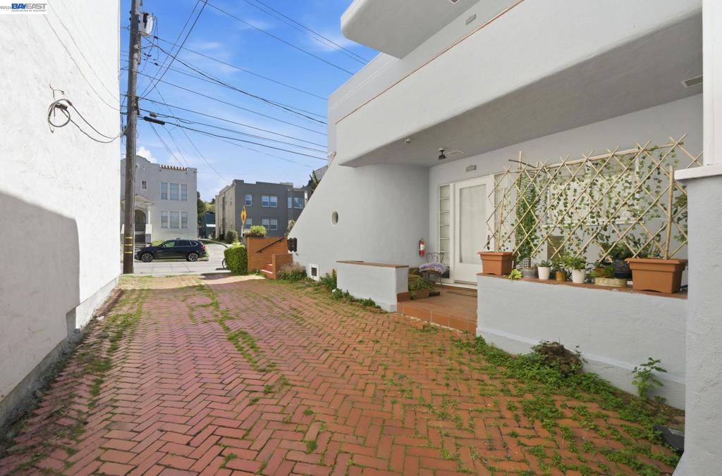1682 Oxford St Property Photo 31
