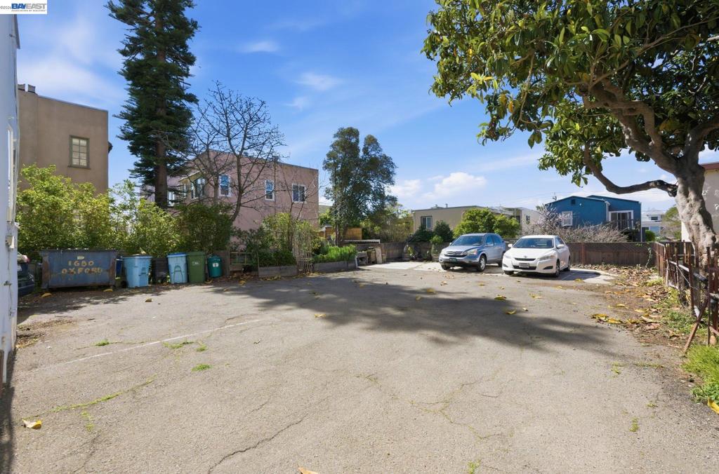 1682 Oxford St Property Photo 32