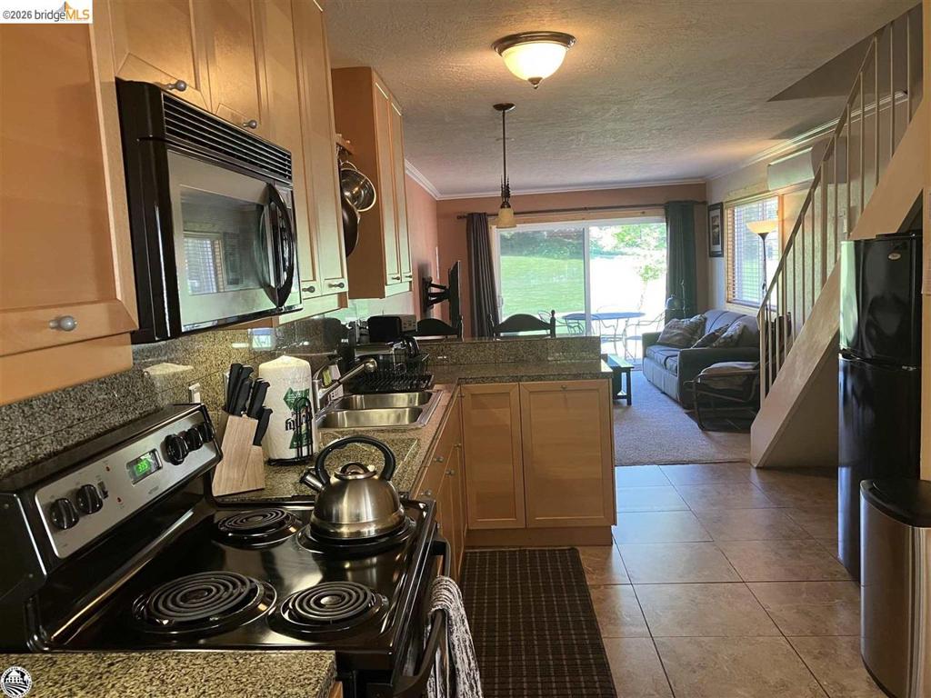 19032 Dyer Ct #11 11 Property Photo 4