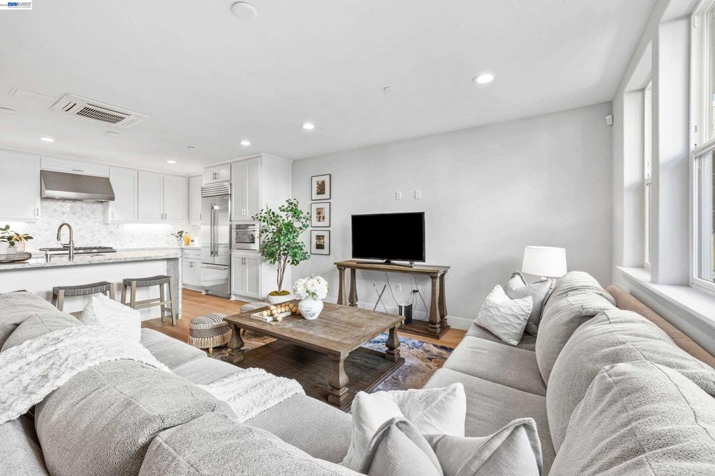1045 Spiedini Ter Property Photo 4