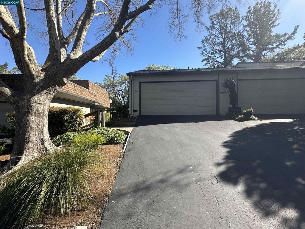 1827 Holland Dr Property Photo 1