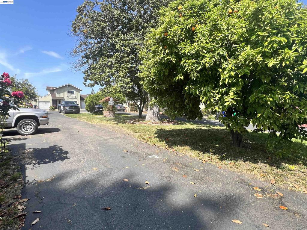 21335 Hathaway Ave Property Photo 14