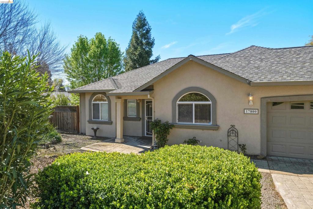 17800 Rolling Oaks Dr. Property Photo 1