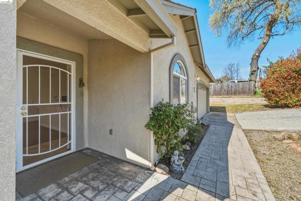 17800 Rolling Oaks Dr. Property Photo 2
