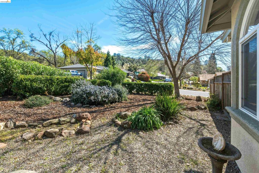 17800 Rolling Oaks Dr. Property Photo 3