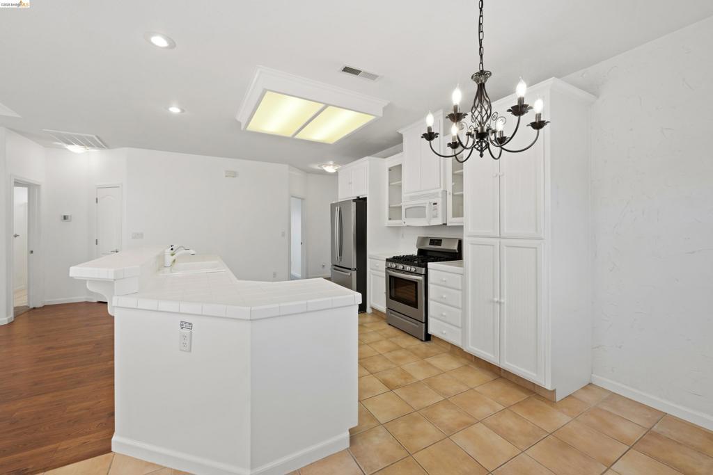 17800 Rolling Oaks Dr. Property Photo 15