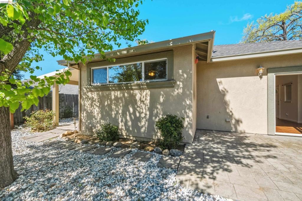 17800 Rolling Oaks Dr. Property Photo 34