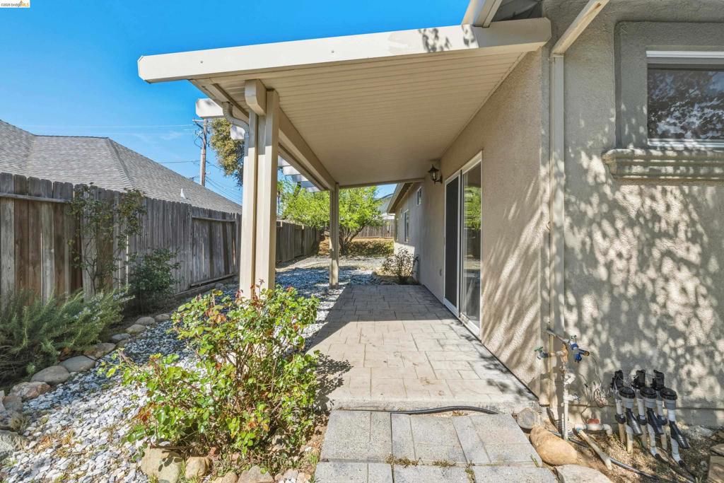17800 Rolling Oaks Dr. Property Photo 35