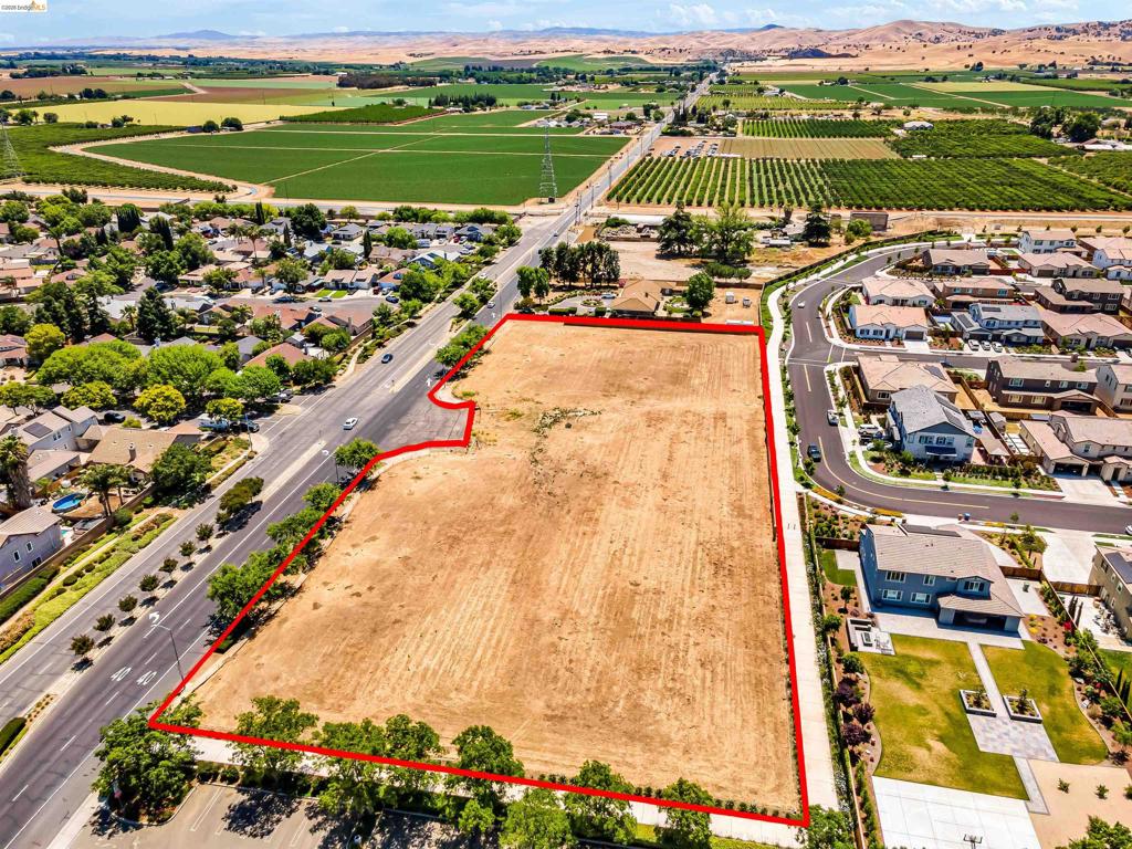 Walnut Blvd Property Photo 3