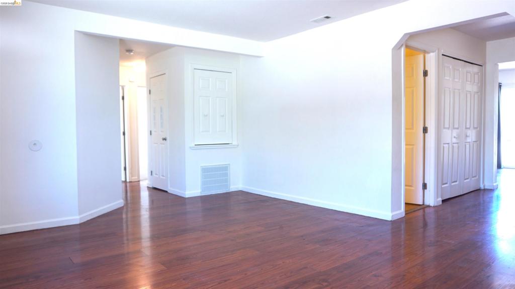 27 Robinson Ave Property Photo 3