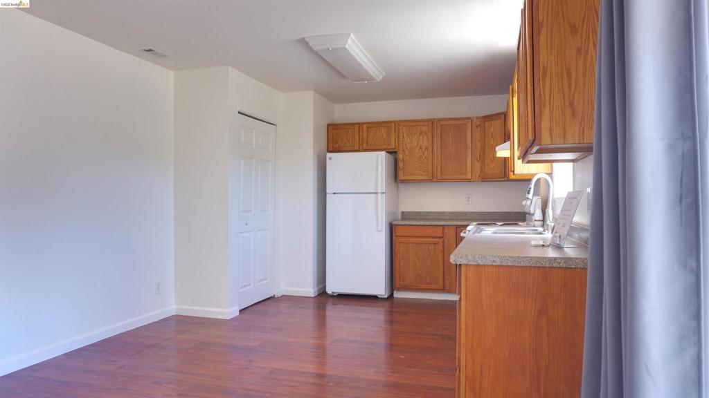 27 Robinson Ave Property Photo 4