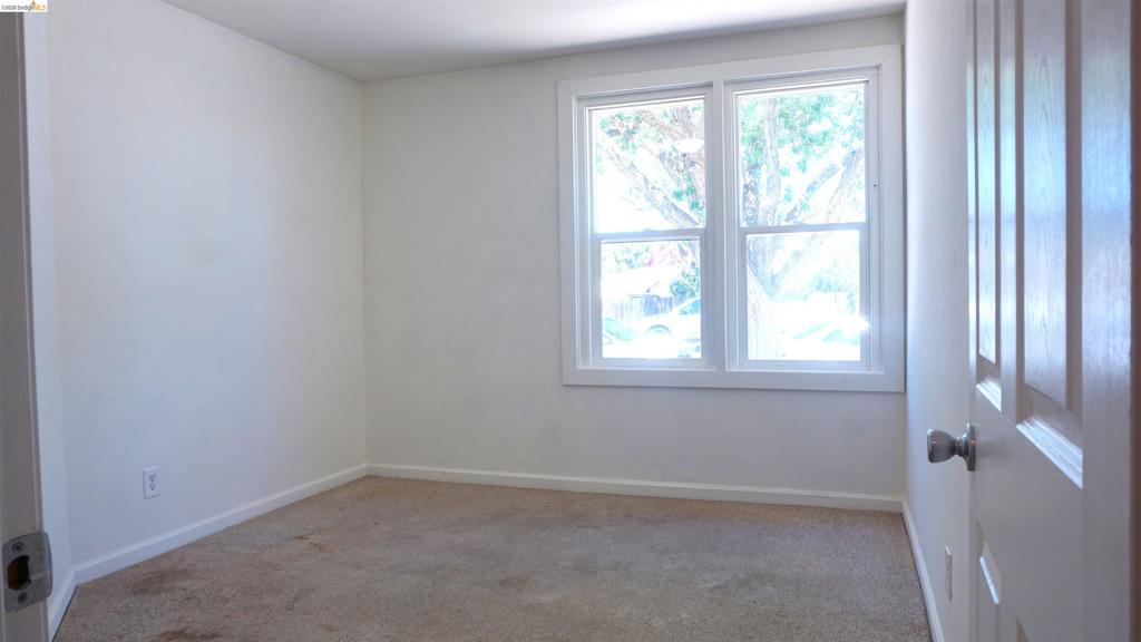 27 Robinson Ave Property Photo 9