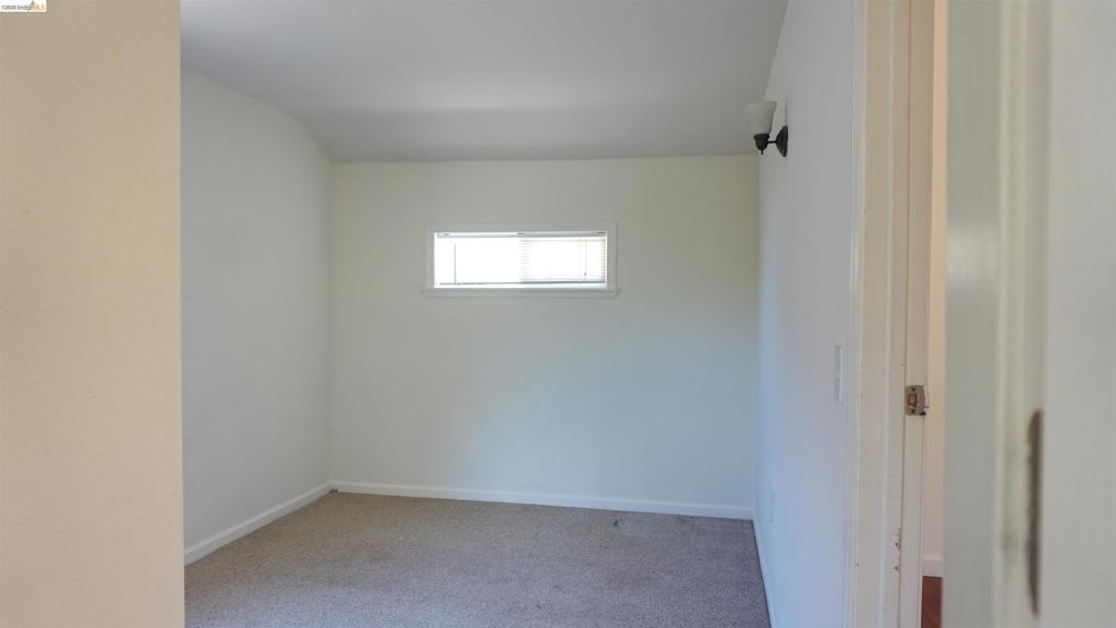 27 Robinson Ave Property Photo 10