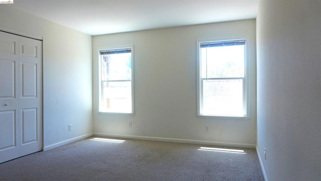 27 Robinson Ave Property Photo 11