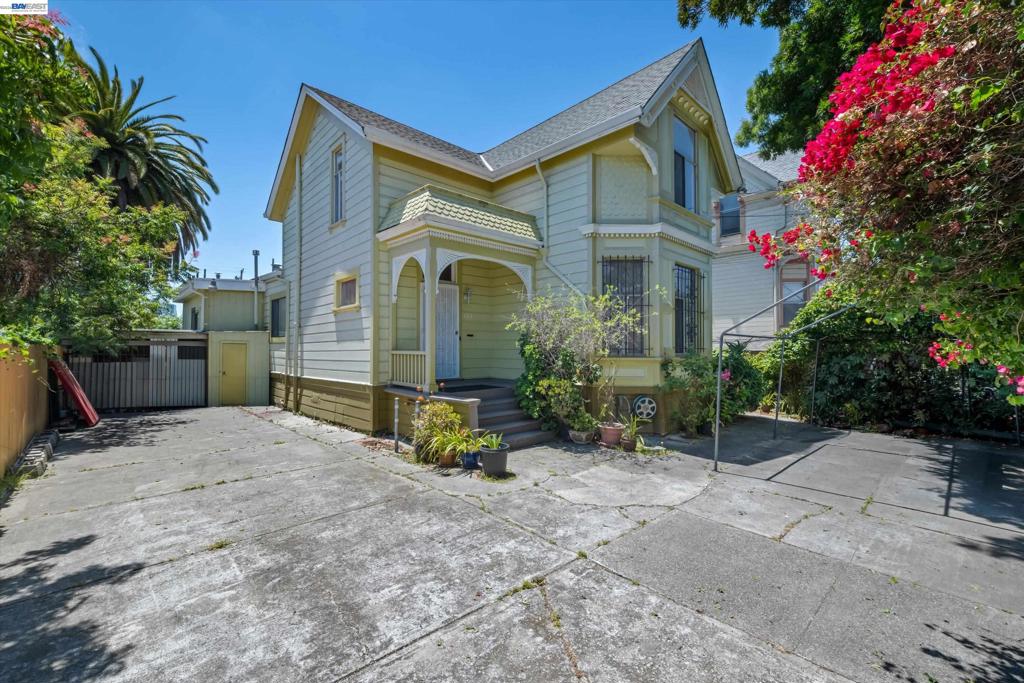663 25TH Street Property Photo 1
