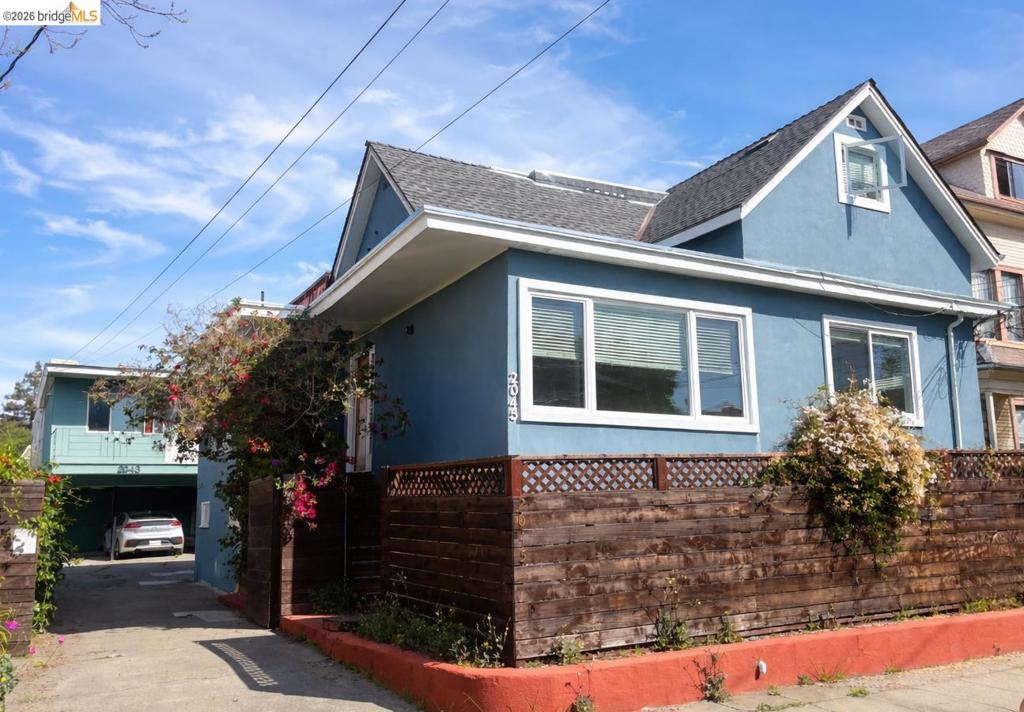 2045 Emerson St Property Photo 2