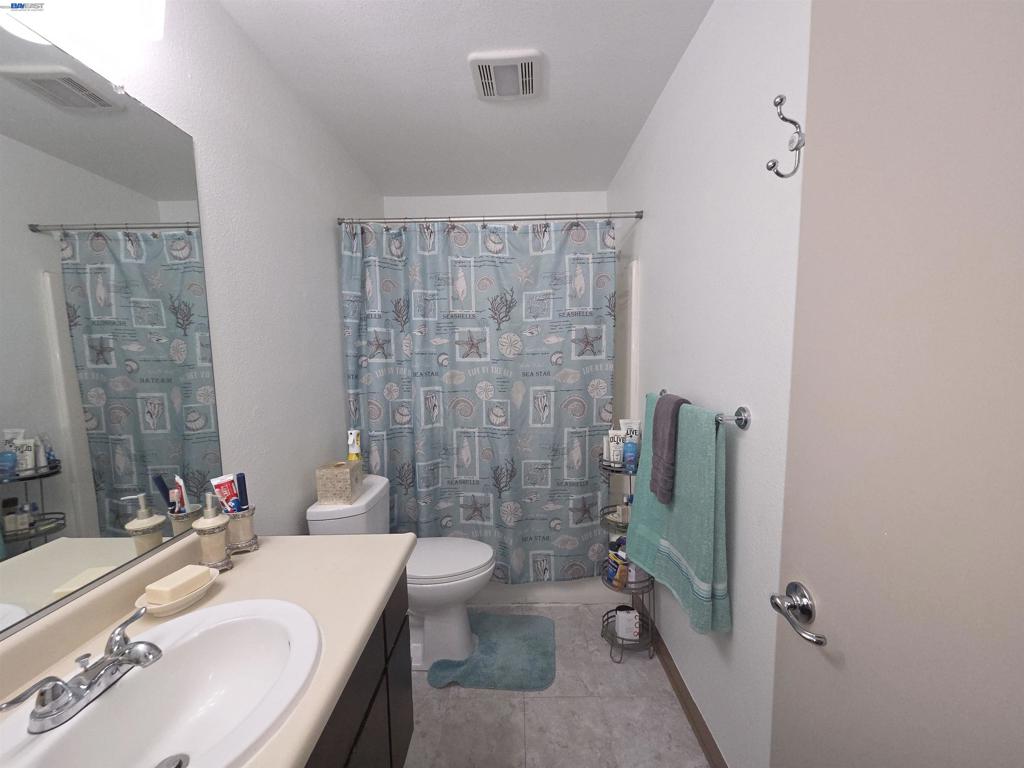 1609 W Swain Rd Property Photo 15