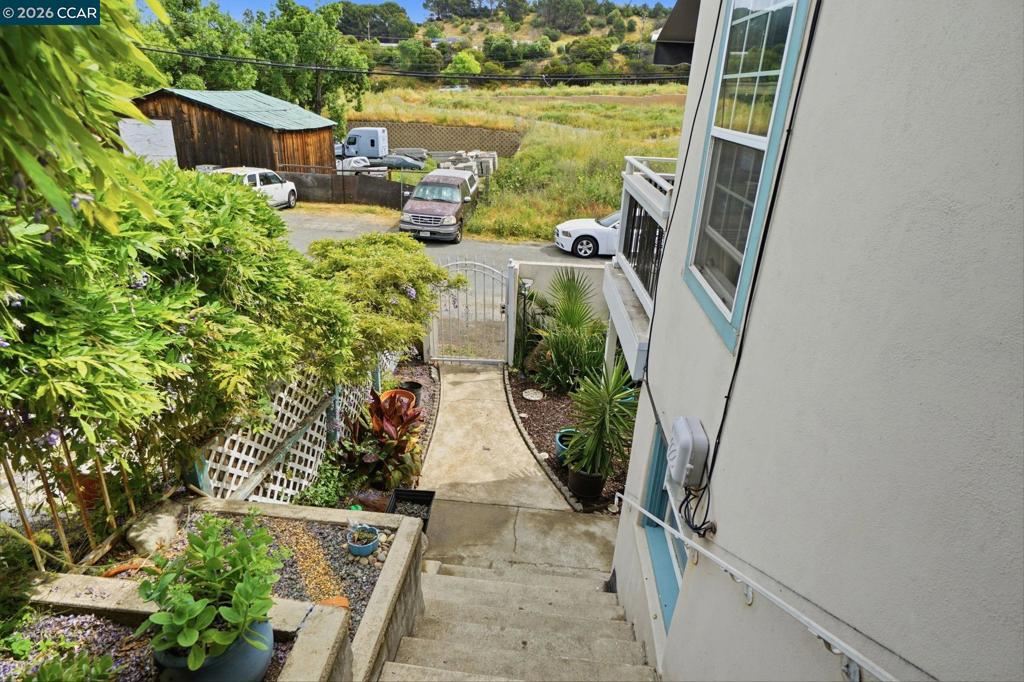 1035 Santa Fe Ave Property Photo 5