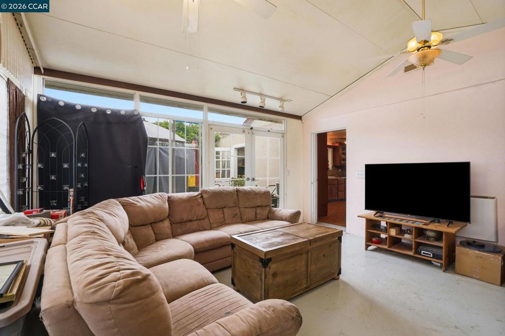 1035 Santa Fe Ave Property Photo 20