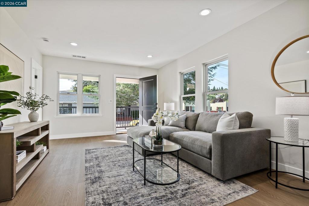 2027 Castro St Property Photo 3