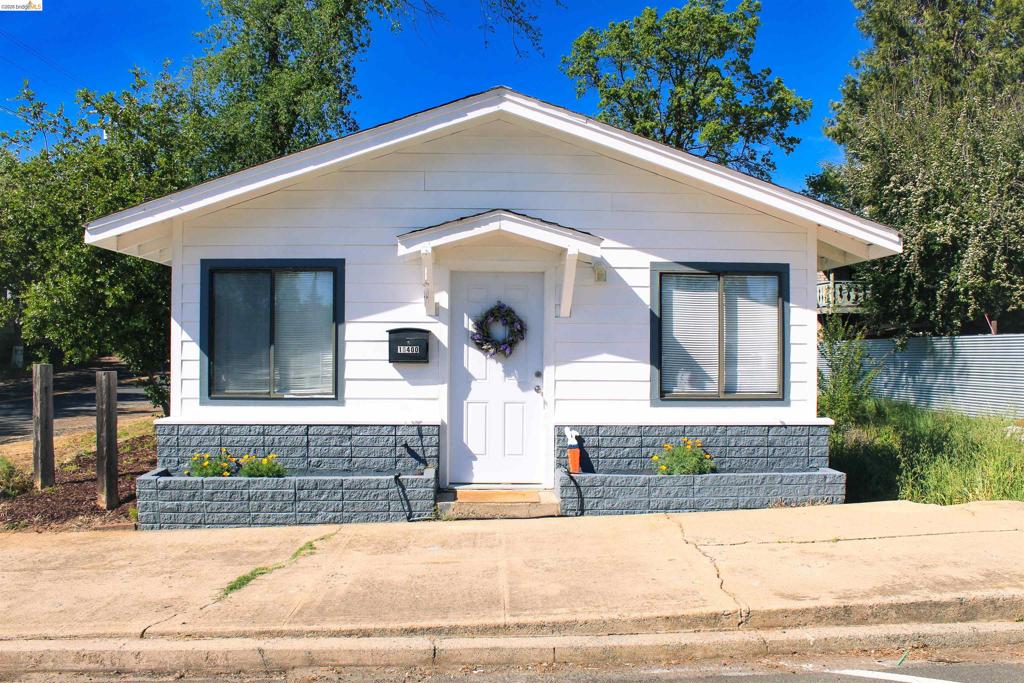 18400 Chestnut Property Photo 1