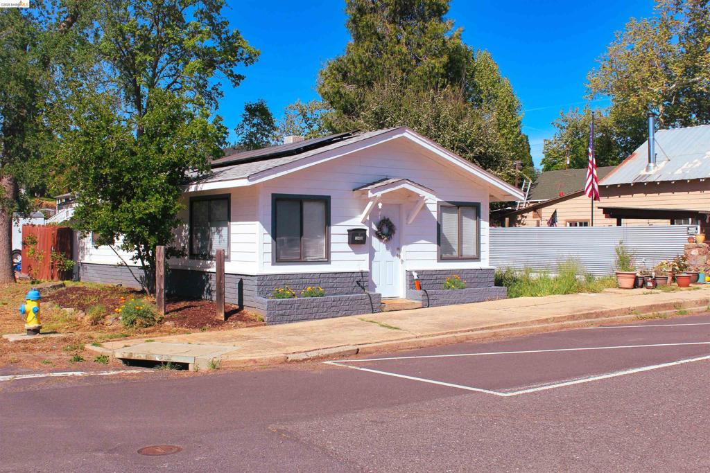 18400 Chestnut Property Photo 2