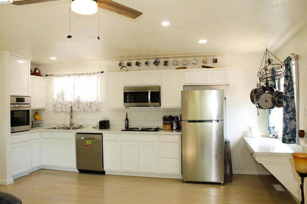 18400 Chestnut Property Photo 3