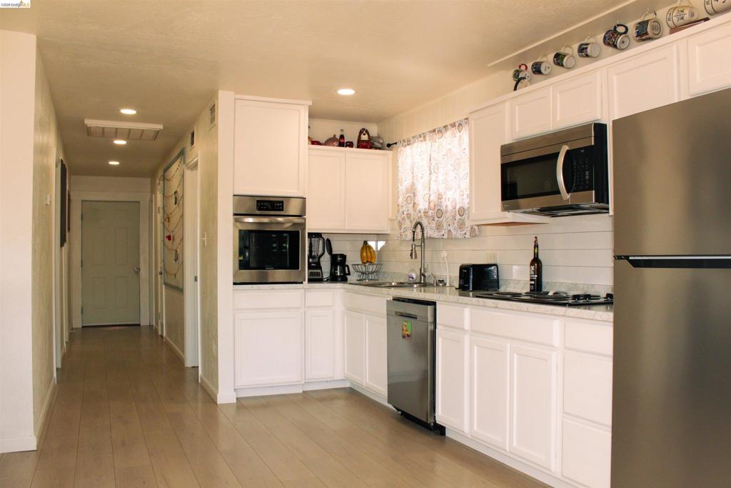 18400 Chestnut Property Photo 4