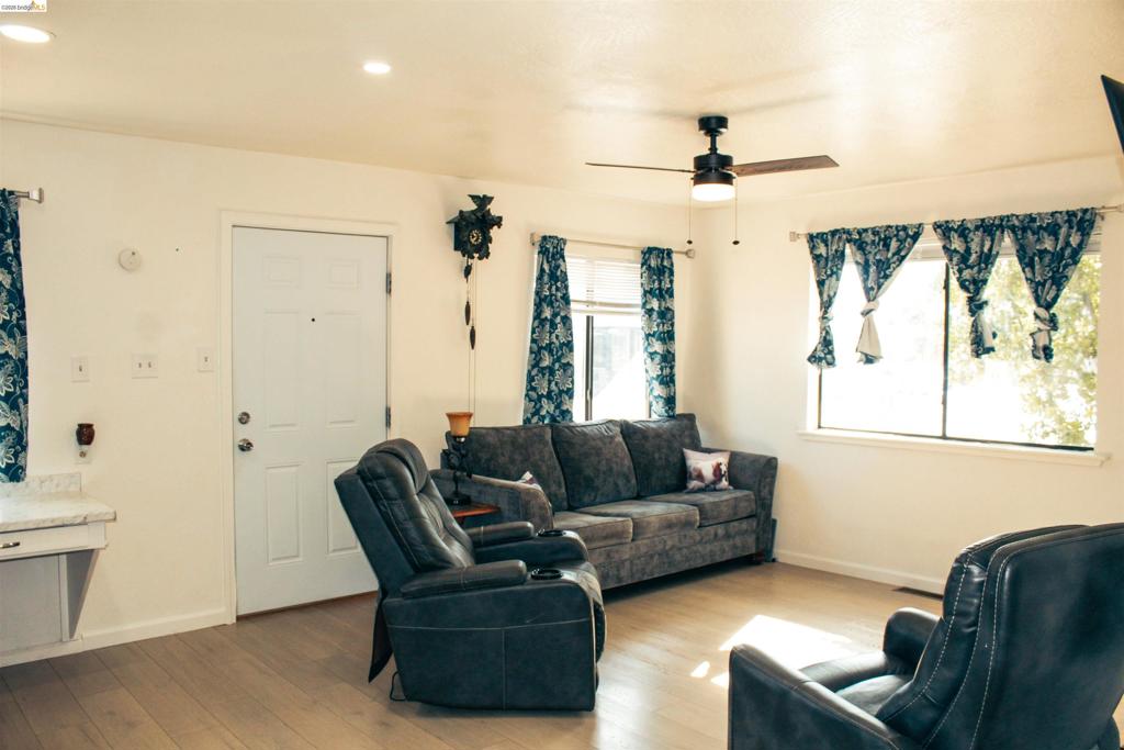 18400 Chestnut Property Photo 5