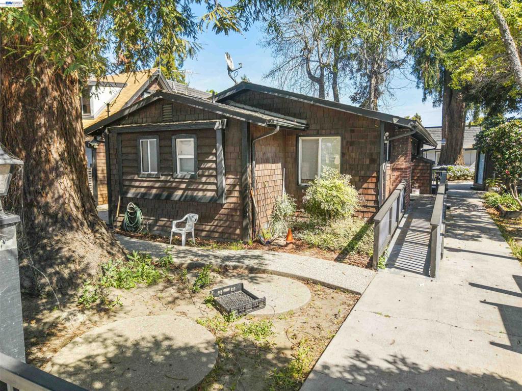 22427 Montgomery St Property Photo 3
